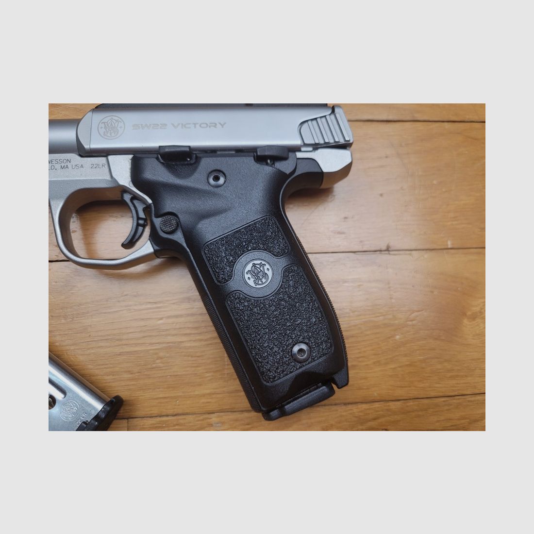 Nuevo – pistola SW22 Victory – calibre 22LR – cañón bull de 5 ¼ – todo en acero inoxidable – miras de fibra óptica – 2 cargadores – picatinny posible – tan hermosa como precisa, imagen 11 de 17