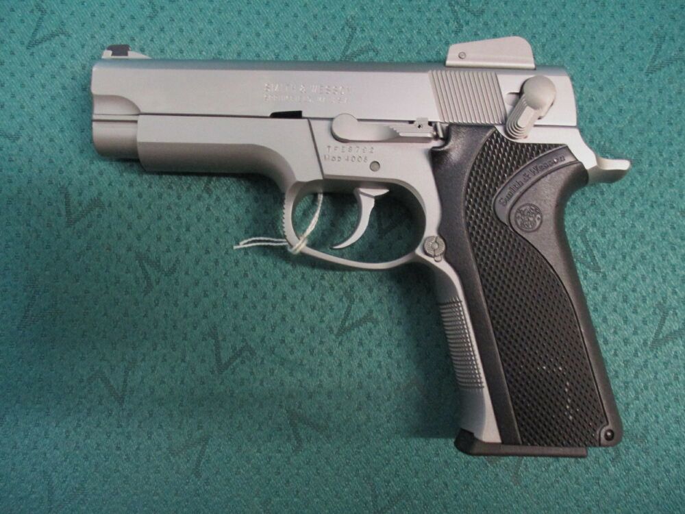 Pistolet Smith & Wesson Mod. 4006 w kalibrze .40 S&W 4006