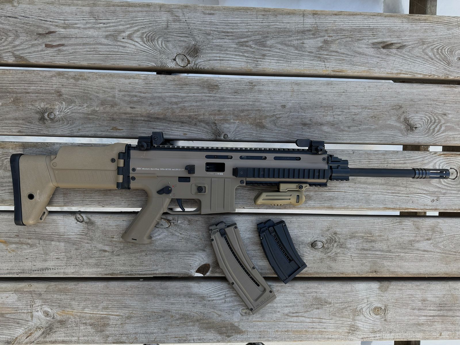 Carabina de auto-carga, ISSC MK22 desierto estándar MFD, .22lr.