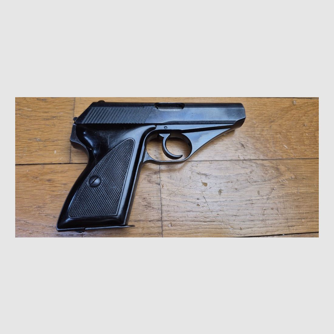 Schöner Mauser Pistol Modell HSC – Seltene Mauser-Herstellung unter französischer Besatzung – In 7,65mm und acht Schuss – 1945 – Mindestens ebenso seltene originale Fantasie-Hülle – Sehr guter ästhetischer und mechanischer Zustand – TBE+/ TBE++, Bild 13 von 19