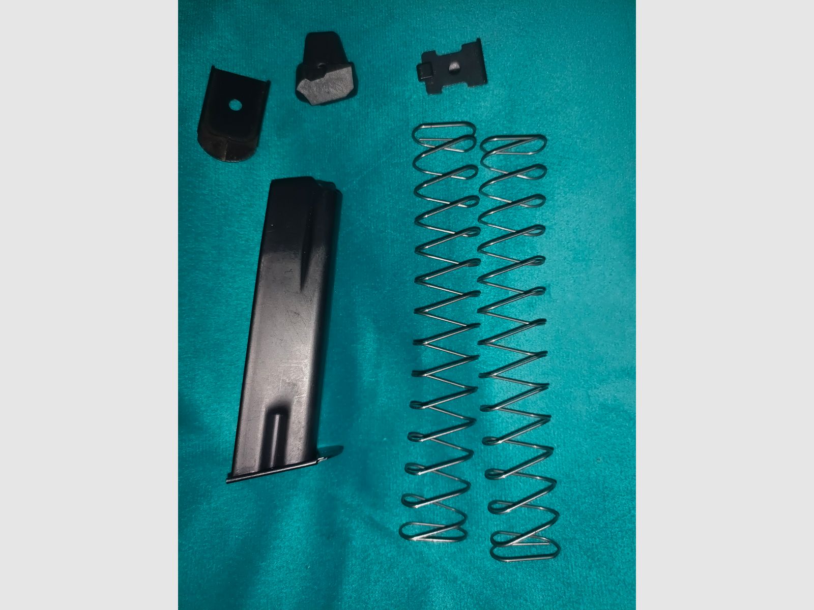 CZ 82 CZ 83 un cargador más repuestos