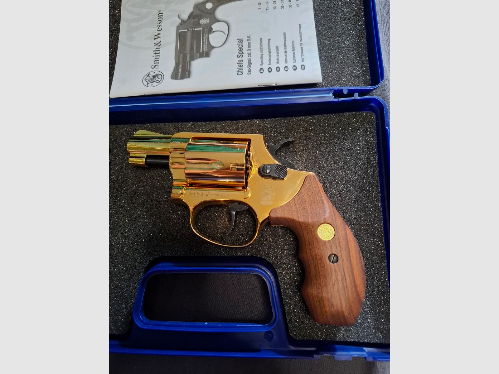 ATTENTION COLLECTORS" Smith & Wesson Chiefs special 24 Karat Gold finish 9mm RK NEW