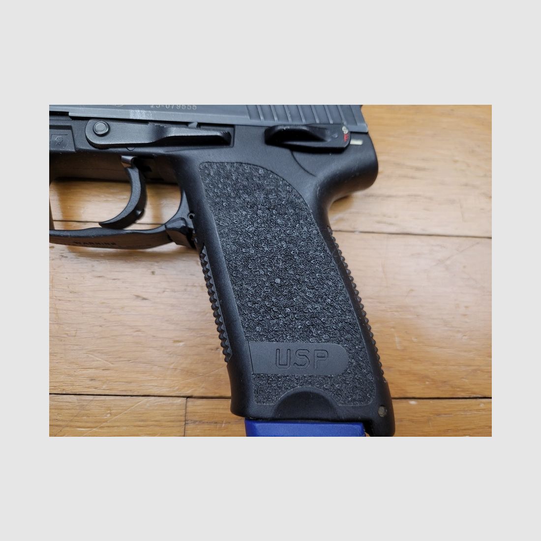 Schöner HK USP SD 45 Tactical Pistol – HK Deutschland Konstruktion – mechanischer und ästhetischer Zustand perfekt – gleicher Gewinde wie der Mk23 – langes Magazin 14 Schuss – Einzel- und Doppelaktion – spezieller HK Schiene – Sehr schöne Waffe, Bild 15 von 16