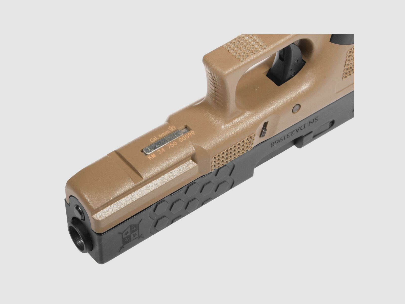 P03 GBB Airsoft Pistool met Grip Stippling in Tan | Delta Armory