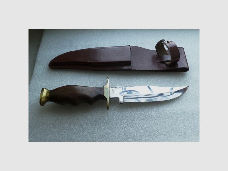 Jagd Fahrtenmesser Griffmulden aus Holz, Klingenschutz mit Lederscheide