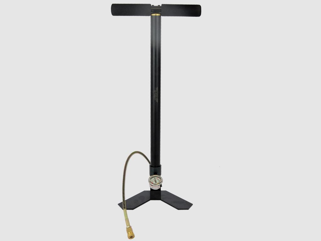 Compressed air pump for compressed air weapons with quick fill connection