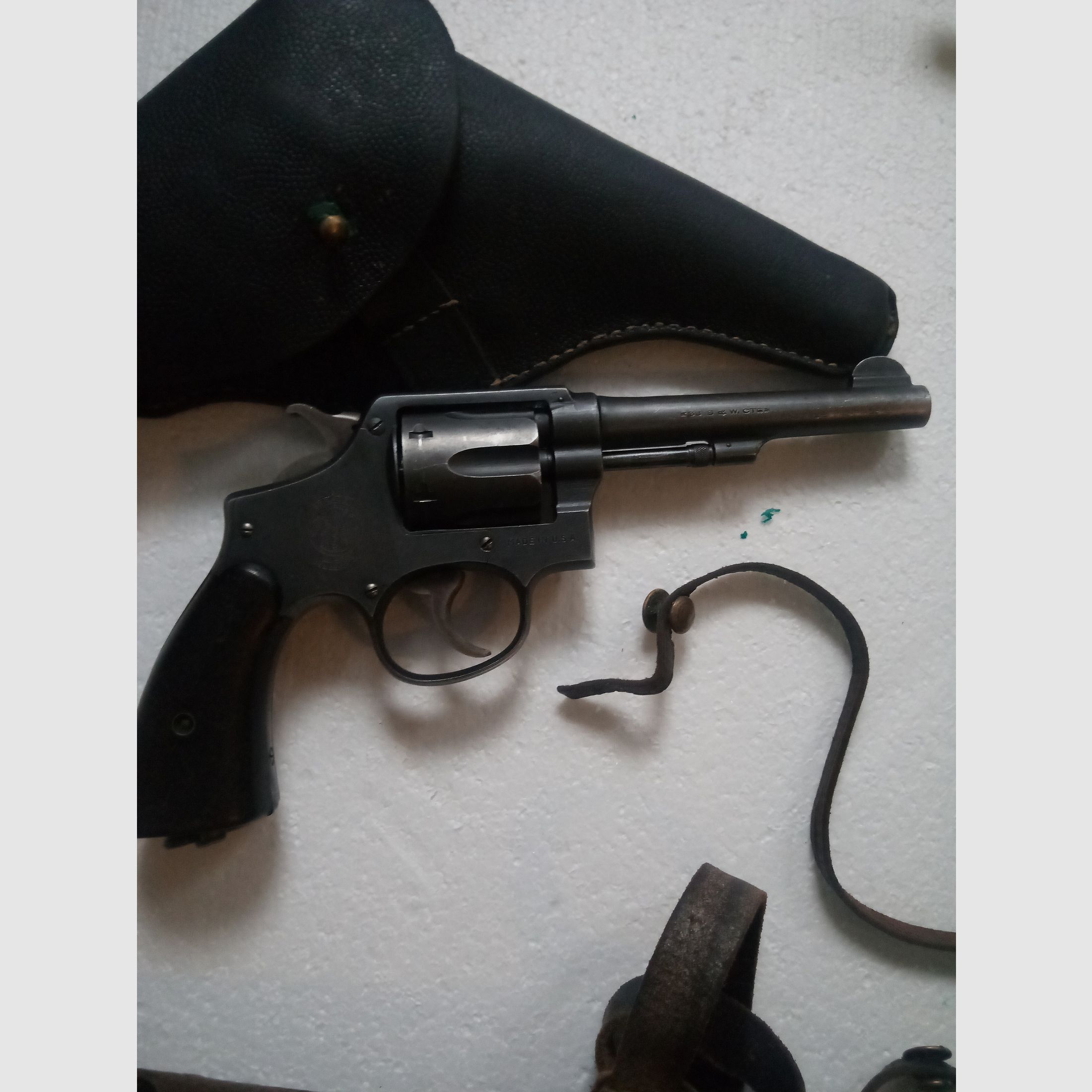 Revolver Smith & Wesson Kal. 38 zusammen mit ca. 80 Schuss Munition