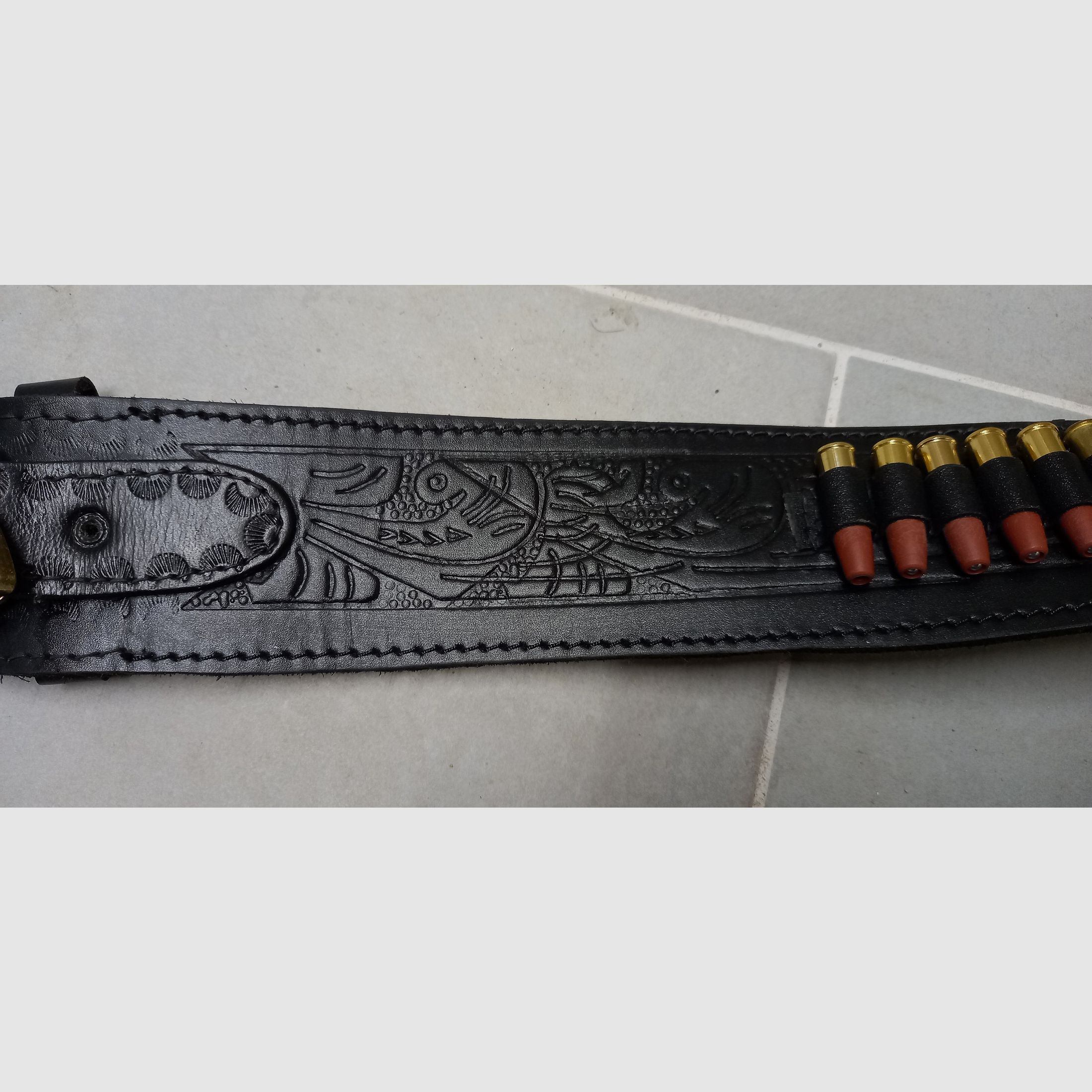 Sehr schöner langer Leder Westerngürtel mit Halfter 