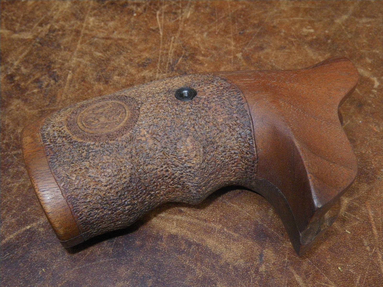 Texturierte Holzgriffschalen + Logo für Revolver S&W Rahmen K/L Round Butt, Bild 2 von 2