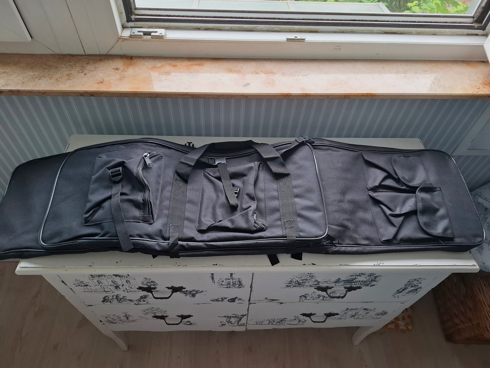 Geweertas gepokstert. Met schouderriem enz.
