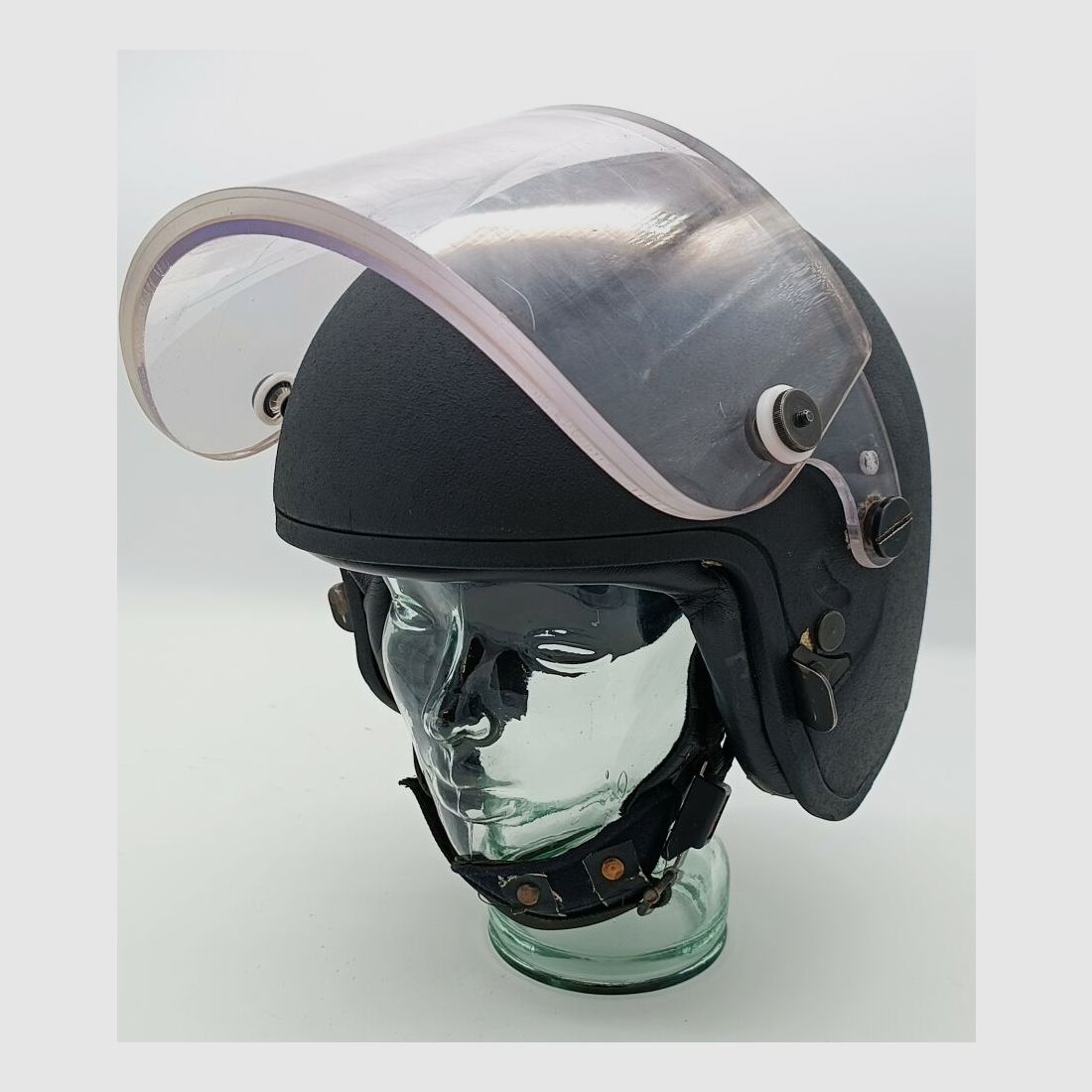 Schuberth P100 Polizeihelm aus Kevlar mit ballistischem Visier