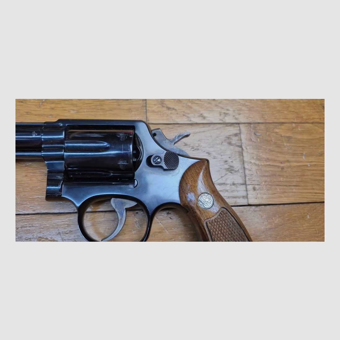 Bardzo ładny rewolwer Smith&Wesson Model 13-2 – Kal. .357 Magnum w ramie K – Potomek Military and Police w wersji z ciężką lufą – Broń „Pinned i recessed” z 1978 roku – Broń policyjna i wszechstronna par excellence – Stan niemal idealny – TBE++/TBE+++, zdjęcie 22 z 26
