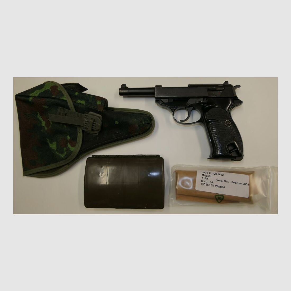 Fabryka broni Walther Ulm Donau Pistolet Walther P38 w kalibrze 9mm Para w zestawie z akcesoriami