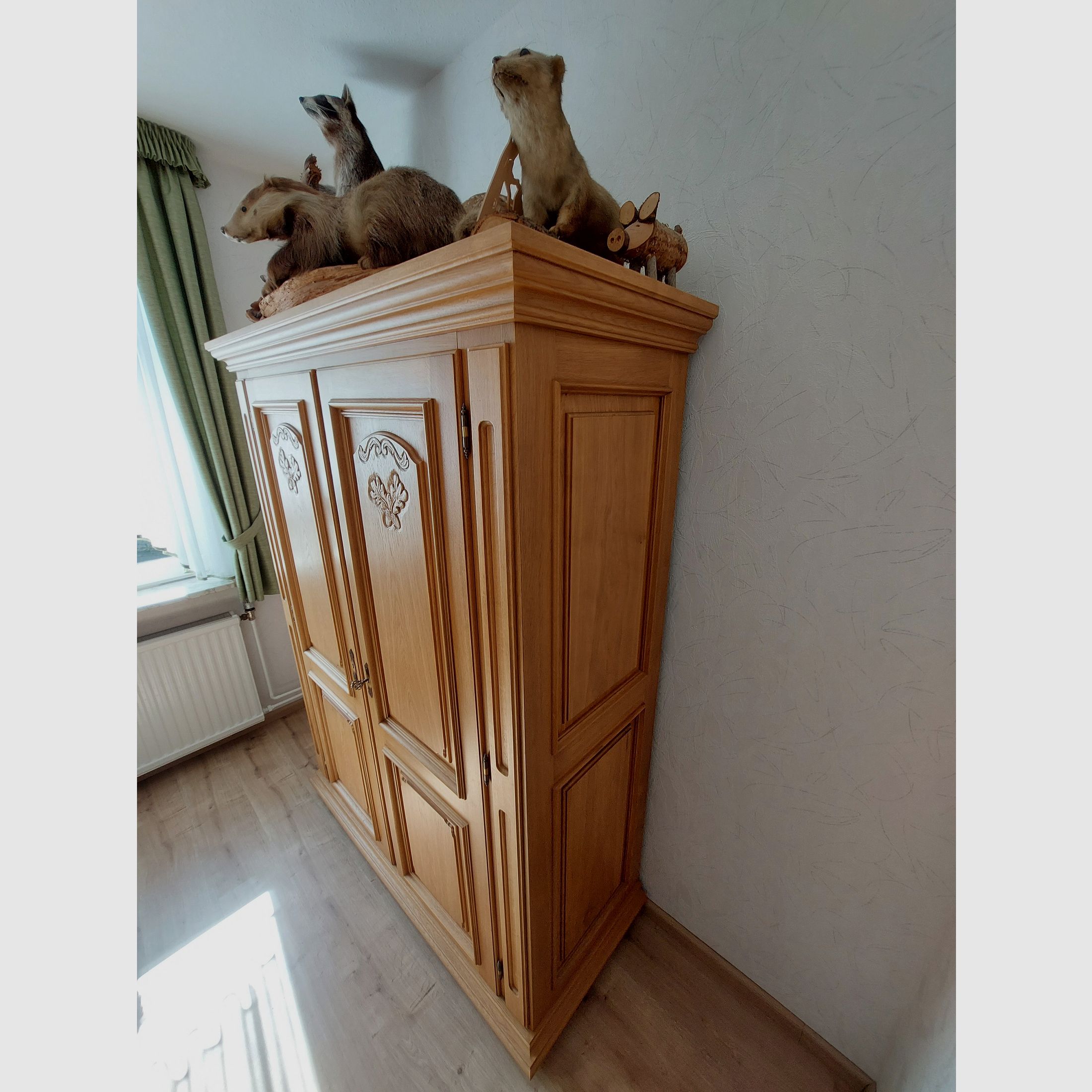 Jagdschrank Waffenschrank Schrank Eiche hell massiv Landhaus-Stil 180x140x55cm ggf. mit Tresor