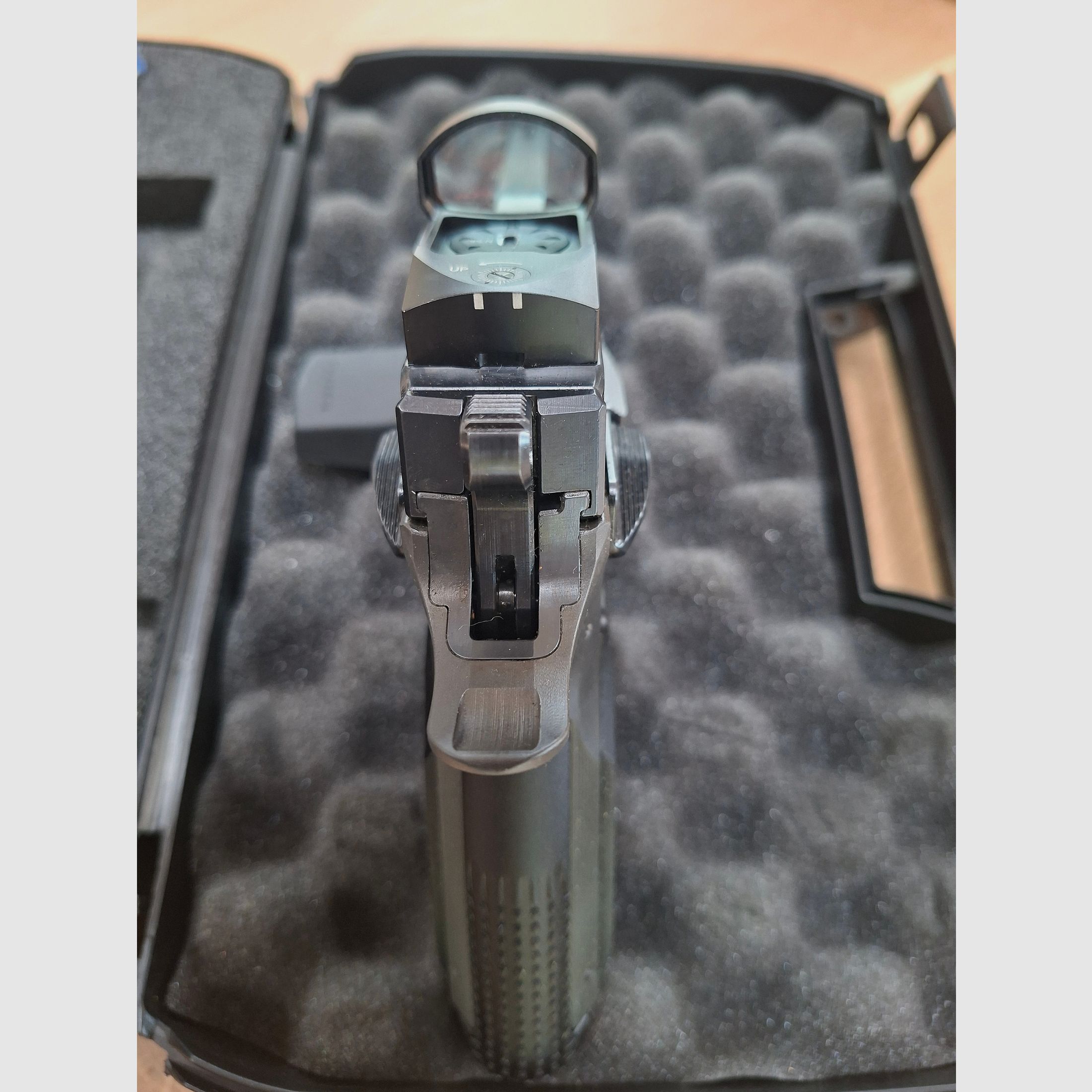 Arma Zeka Sport Optics P1 9mm mit Vortex Venom Leuchtpunkt Visier