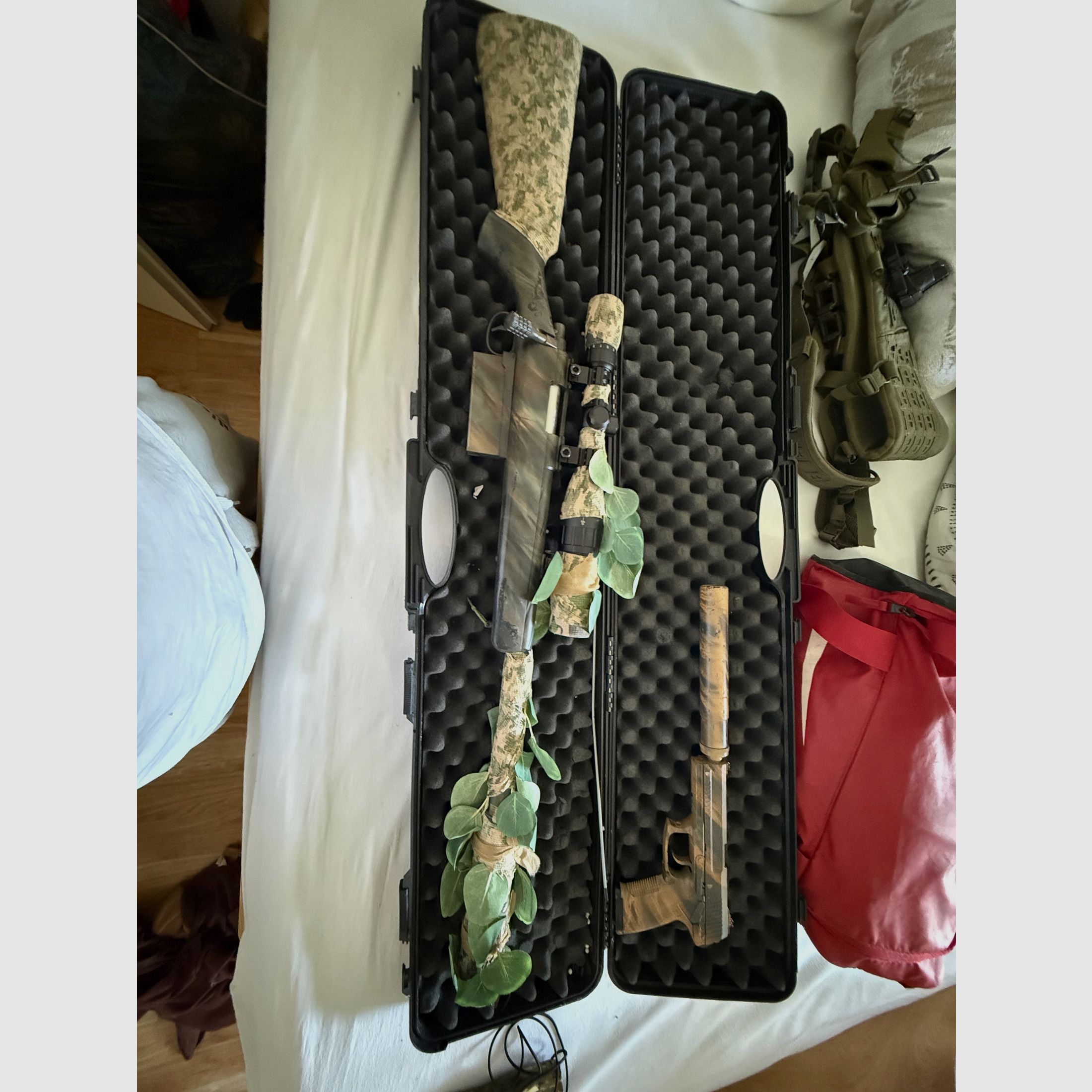 Hallo verkaufe hier mein komplettes  Airsoft Set die Novritsch SSG-10  Plus 4-5 Magazine  Komplett umgebaut und verbessert  So wie die Backup SSX23 Plus 3 Magazine  Und lauter Zubehör 