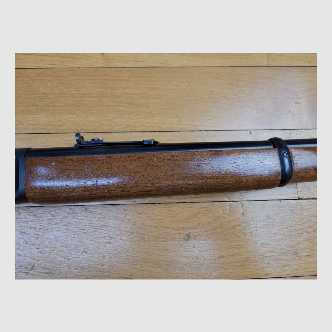 Belle et maniable carabine à levier sous garde Marlin modèle 1894 – Arme de 1971 – Cal.44 mag – 10+1 coups – Très belle crosse en noyer avec plaque de couche amortisseuse maison – Mécanique ultra fluide – Canon de 47 cm splendide – Une arme de tir universelle en TBE++, image 25 sur 27