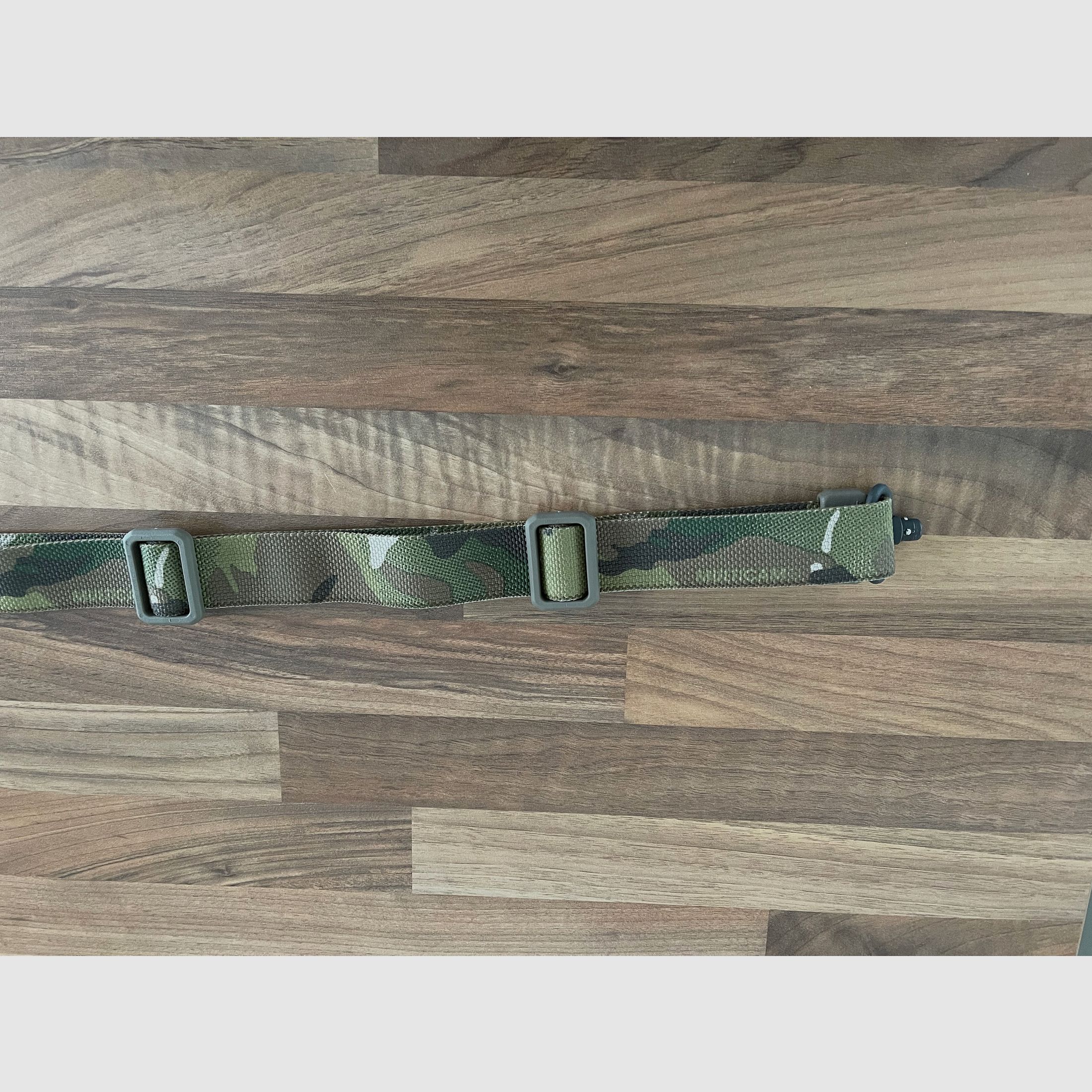 BLUE FORCE GEAR VICKERS 2-zu-1 Tragegurt mit red Swivel, MultiCam