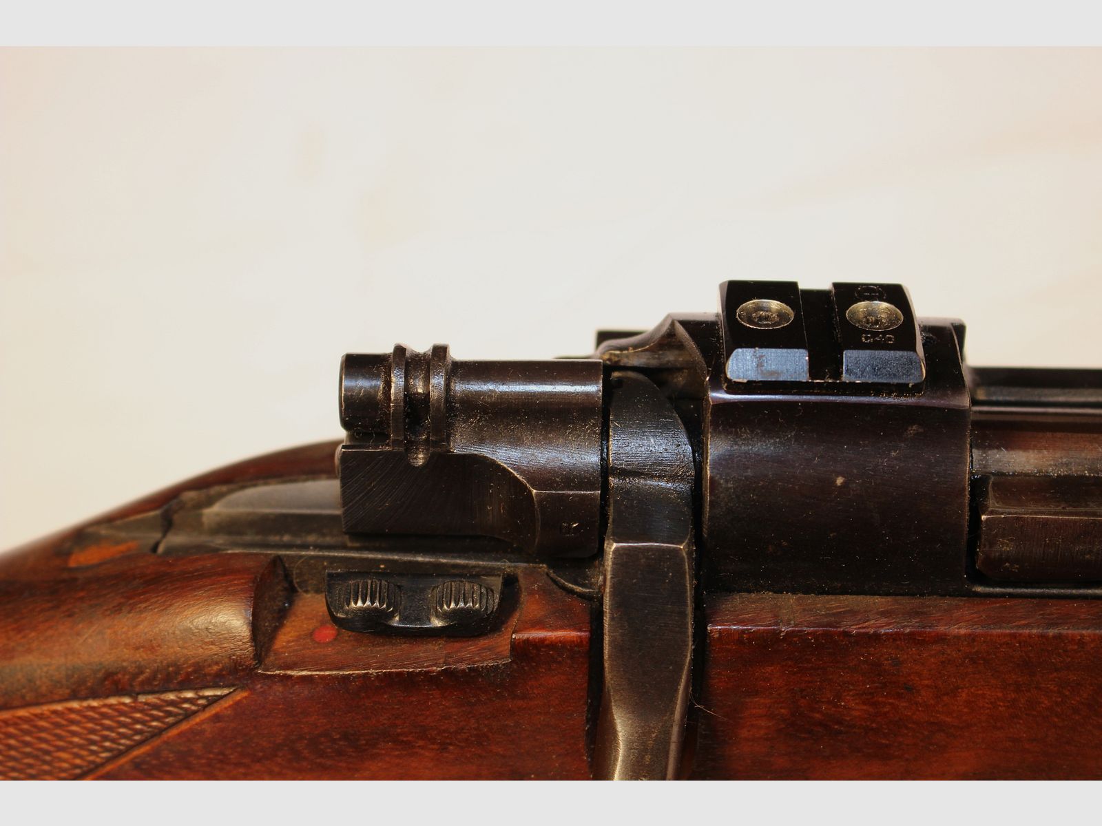 Bolt-action rifle in caliber 7x64.