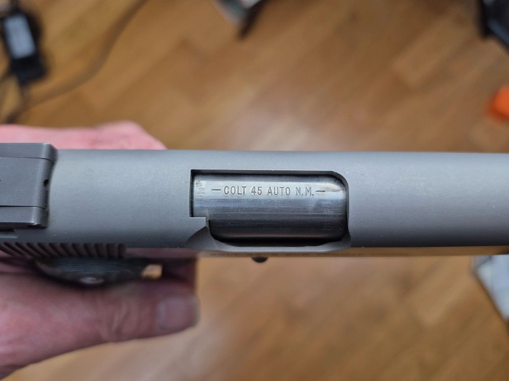 Wunderschöner Colt 1911 Gold Cup « National Match » Trophy – Waffe von 2015 – Kal. .45 – Vollständig inox – Exemplar vorbereitet mit Bushing Briley und Brownells Federkit – G10 Griffschalen in Grau – Einstellbarer Abzug – Makellose Oberflächen und vernickelter Lauf – Geliefert in seiner kompletten Originalkoffer – Zustand nahezu neu!, Bild 20 von 20
