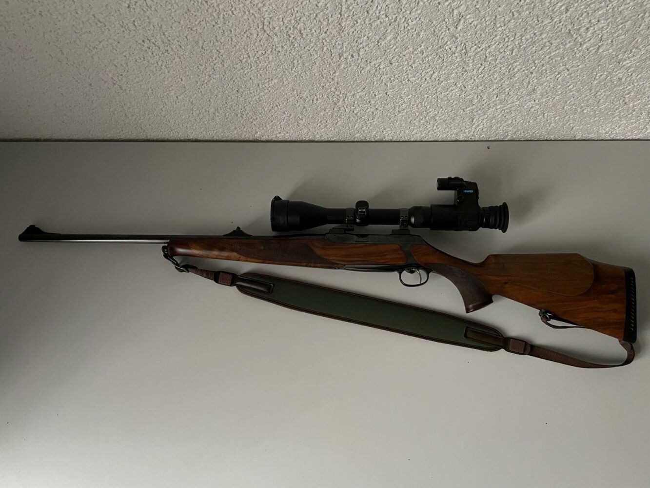 Sauer 202 Europa Luxus, Zeiss Diavari 2,5-10x50, Abs.4 Leuchtkreuz; PARD NSG NV007S
