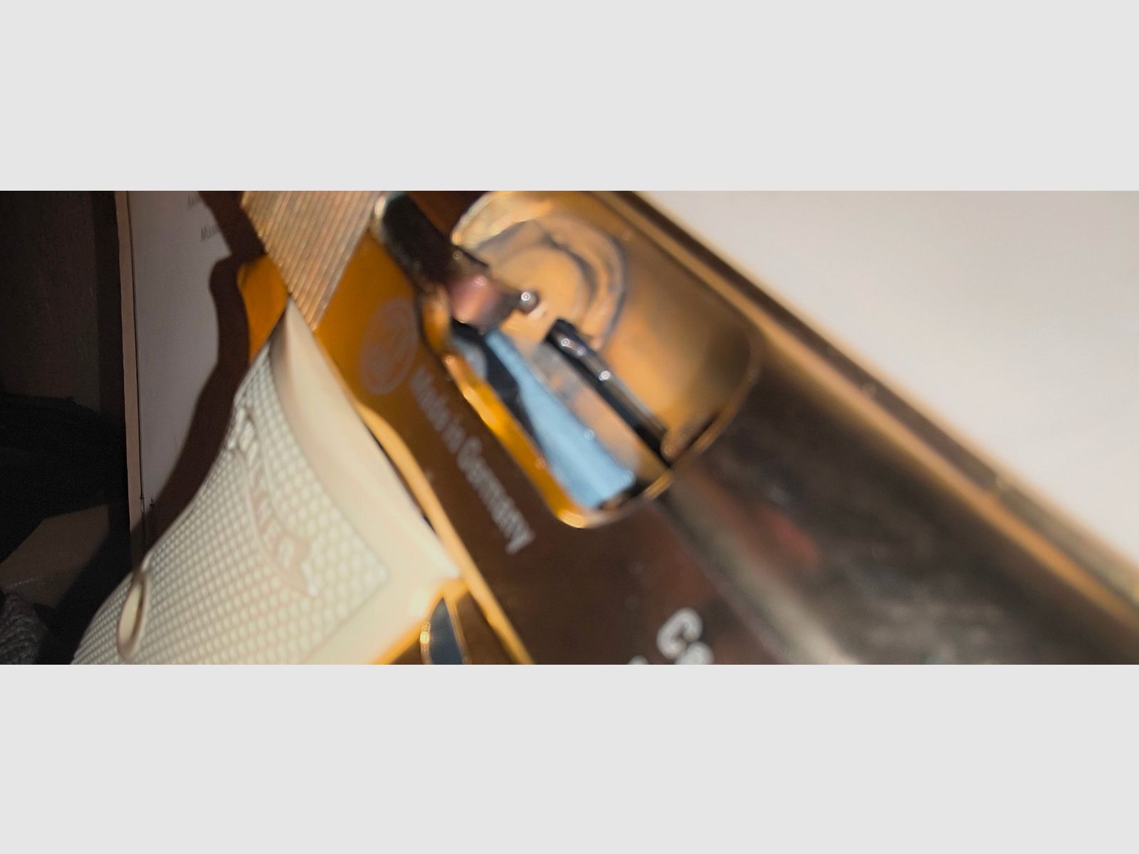 Walther Limitierte-Sonderedition PP in Gold mit Weißen Griffschalen & Zertifikat, James Bond, sowie zusätzlichen Magazin mit Flachen Magazinboden & VHS Kassette, Kaliber 9mmPAK, Ungeschossen & in einem Optischen sowie Funktionellen Tadellosen top Zustand, Neuwertig!!! 