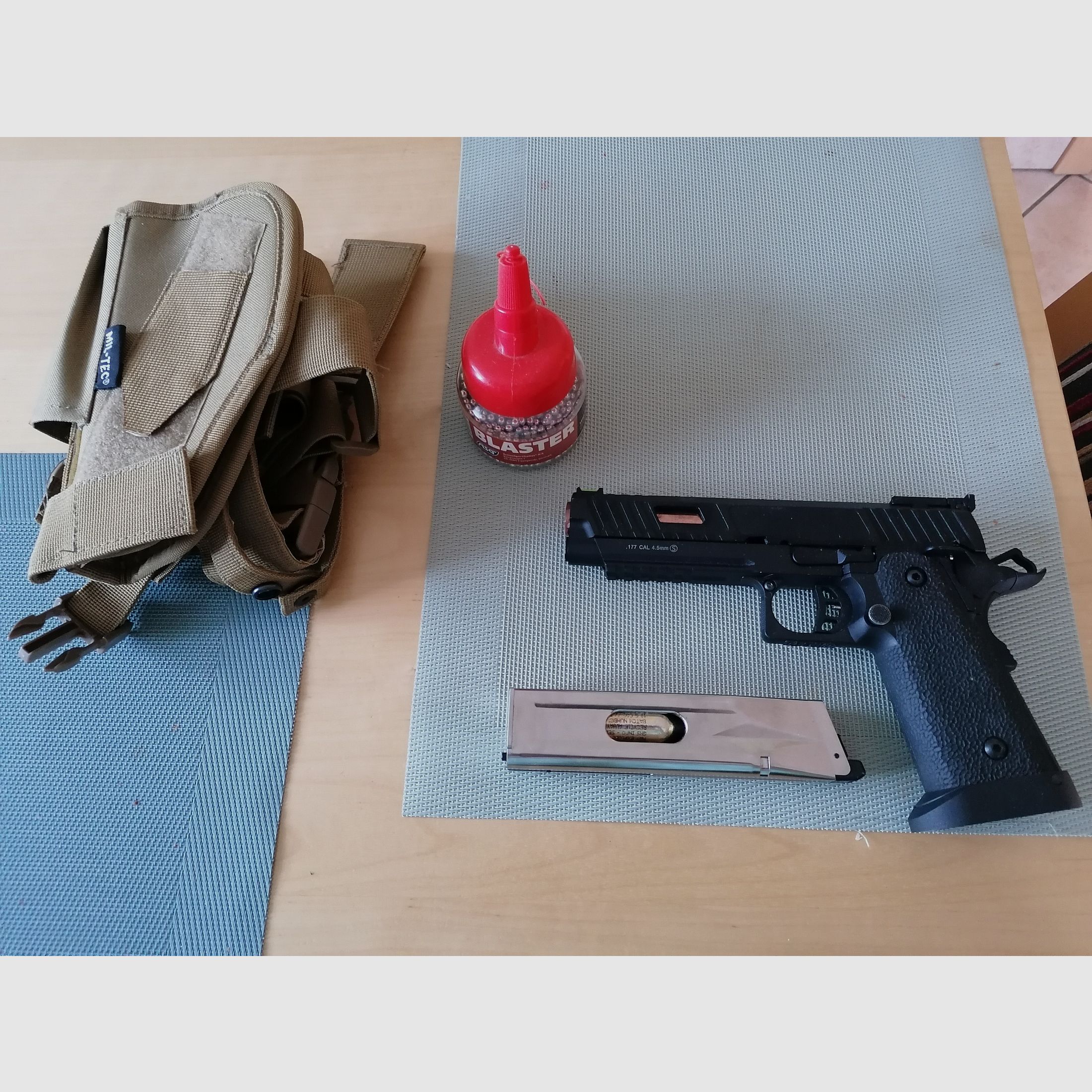 Pistole 4,5mm Kaliber mit Magazin und Halfter