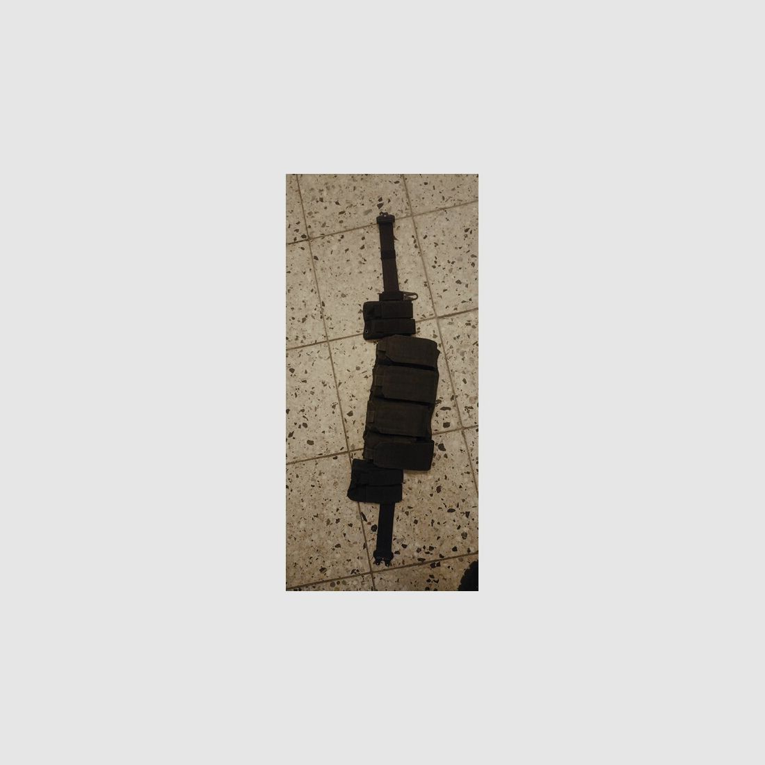 Mlitärgürtel mit vier Magazintaschen a drei Magazine 223 Nato+ 4 9mm Magazine.