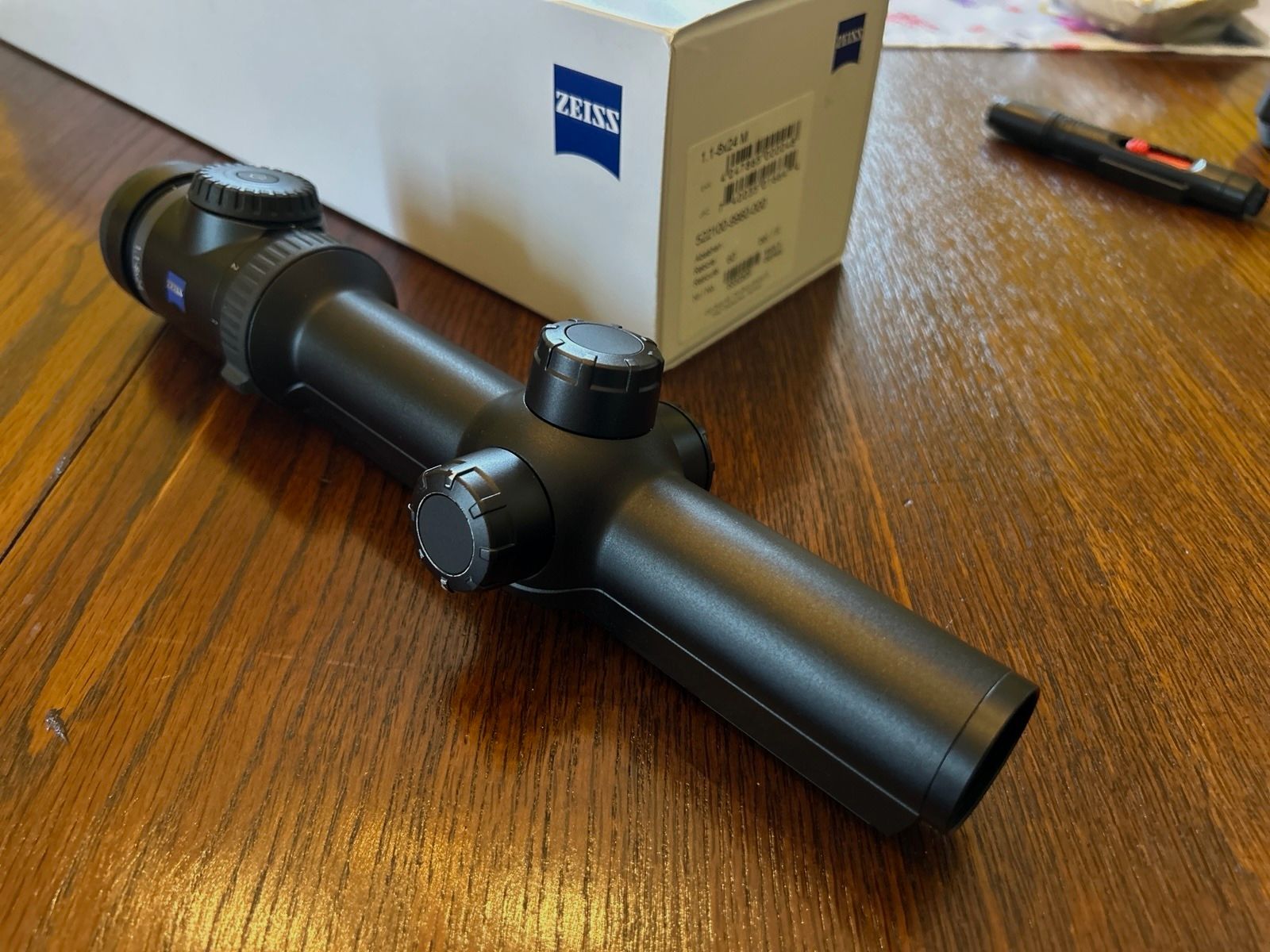 Zeiss V8 1.1 - 8 x 24 with rail, no Swarovski or Leica