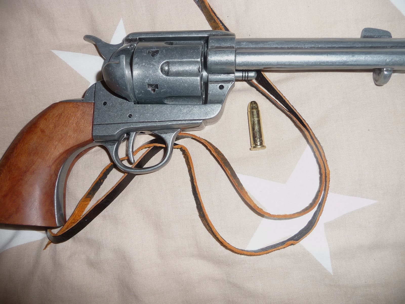 Piękny kowbojski rewolwer z uprzężą