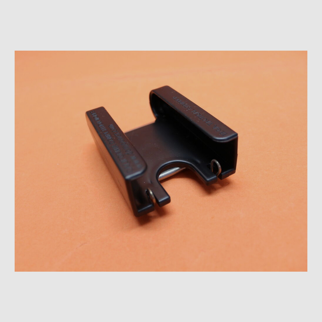 Competencia de California Competencia de California Funciona Caddy Shell (12GATAC4) Soporte de cartuchos para 4 cartuchos de perdigones 12GA Polímero negro con clip de cinturón de acero al carbono