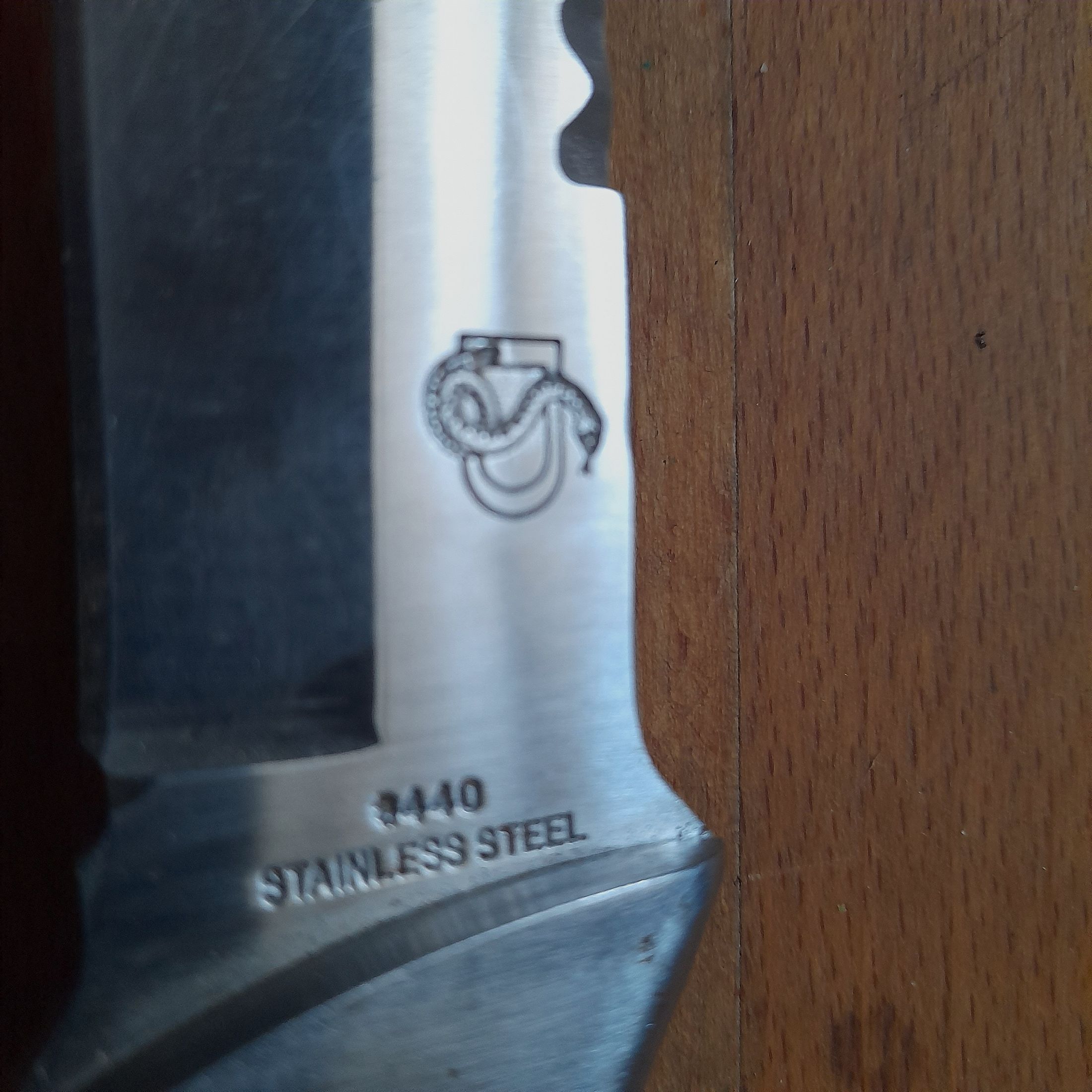 Jagdmesser Stainless Steel 440 Nr.  37296 in schwarzer Lederscheide mit Schleifstein