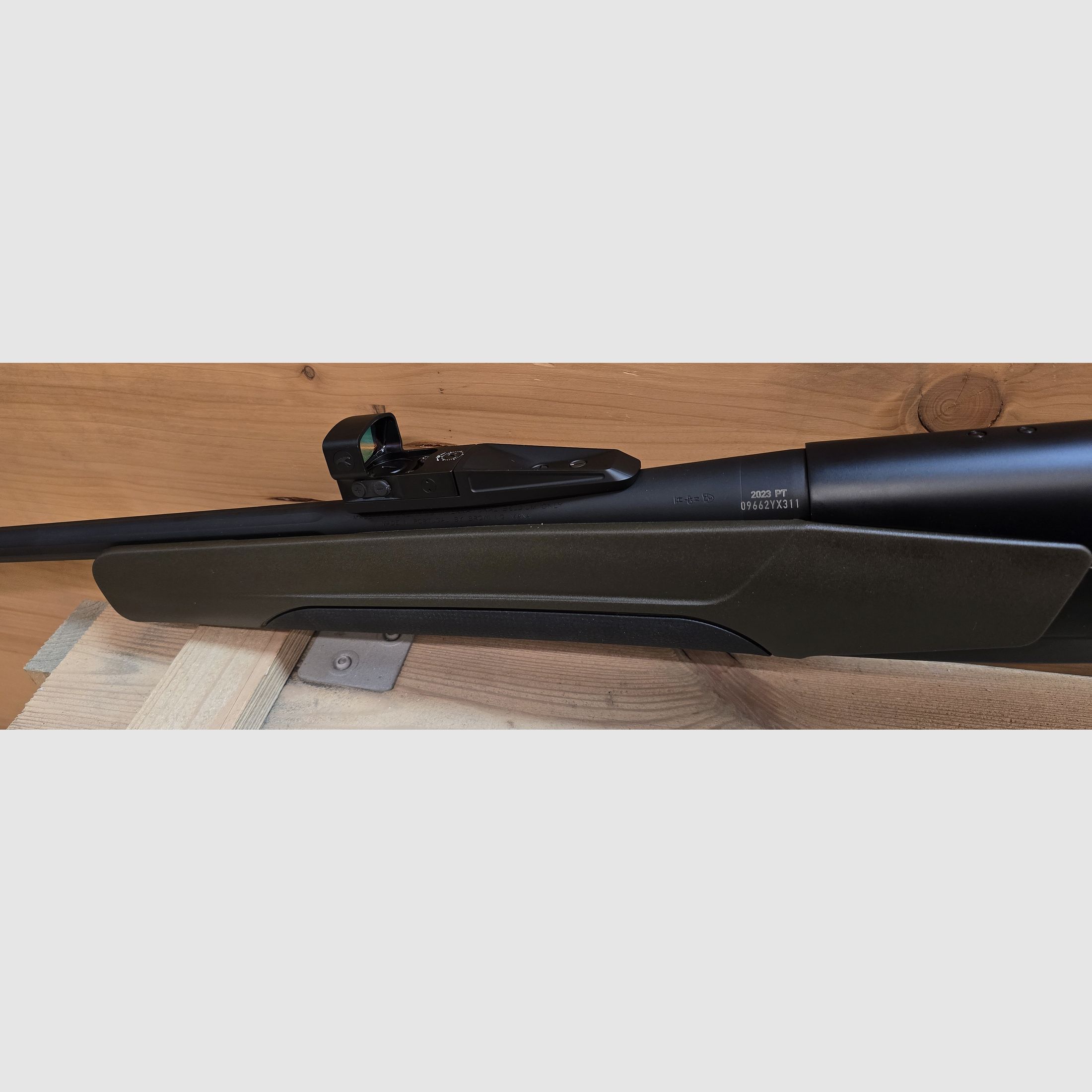 Browning BAR 4X Hunter crosse en bois montée avec viseur réflexe Kite KX1