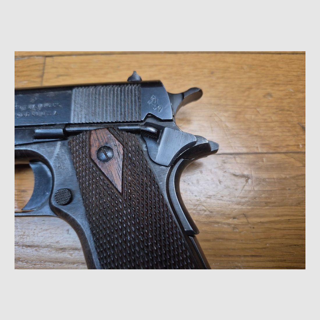 Rare Colt 1911 pistol (not 1911 A1!) – The original myth! – Military weapon from 1918 – Cal. .45 ACP – Beautiful original bluing at 80% without oxidation – Very nice markings – Barrel in good condition – Impeccable mechanics – Grips, screws, magazine conforming and TBE – Rare original holster from 1918 included – BE+!, image 18 of 25