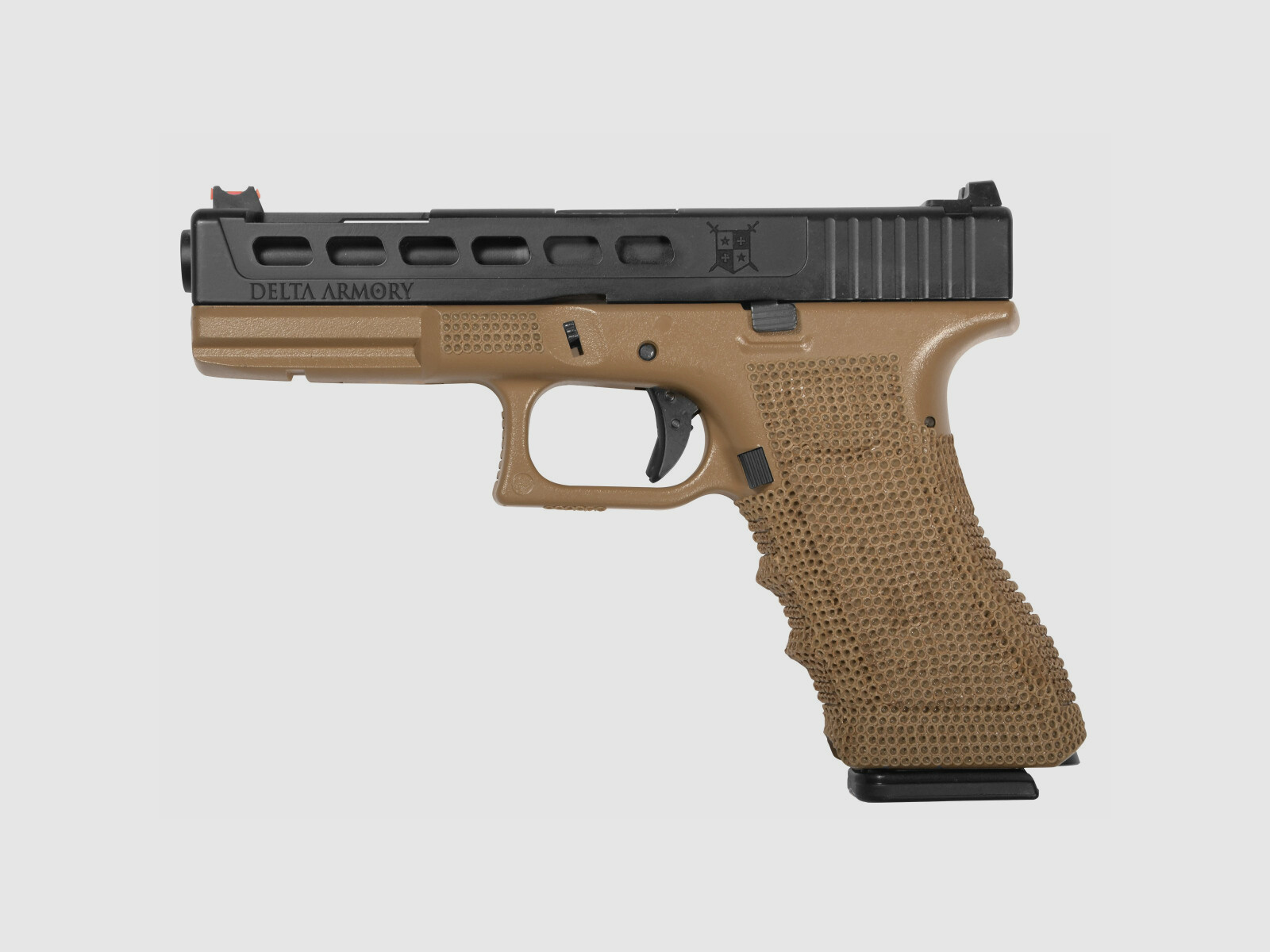 P06 GBB Airsoft Pistole in Tan | Delta Armory