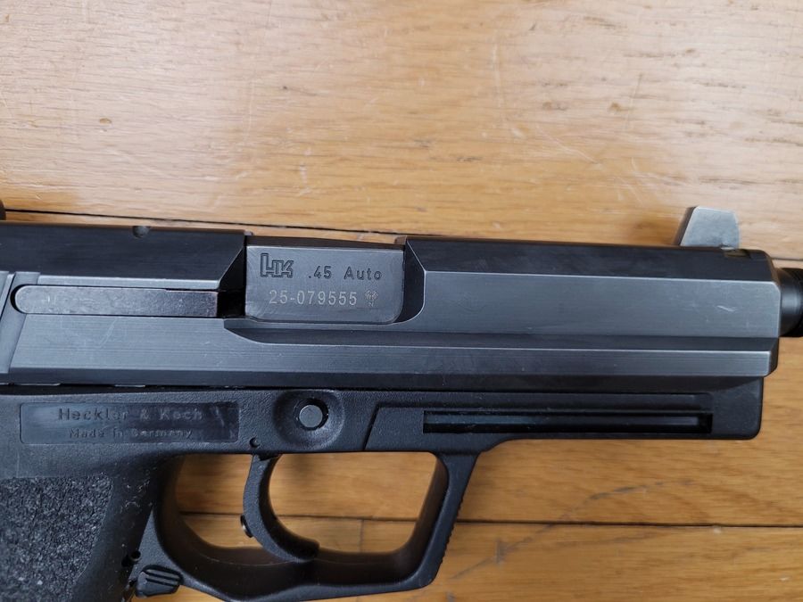 Schöner HK USP SD 45 Tactical Pistol – HK Deutschland Konstruktion – mechanischer und ästhetischer Zustand perfekt – gleicher Gewinde wie der Mk23 – langes Magazin 14 Schuss – Einzel- und Doppelaktion – spezieller HK Schiene – Sehr schöne Waffe, Bild 5 von 16