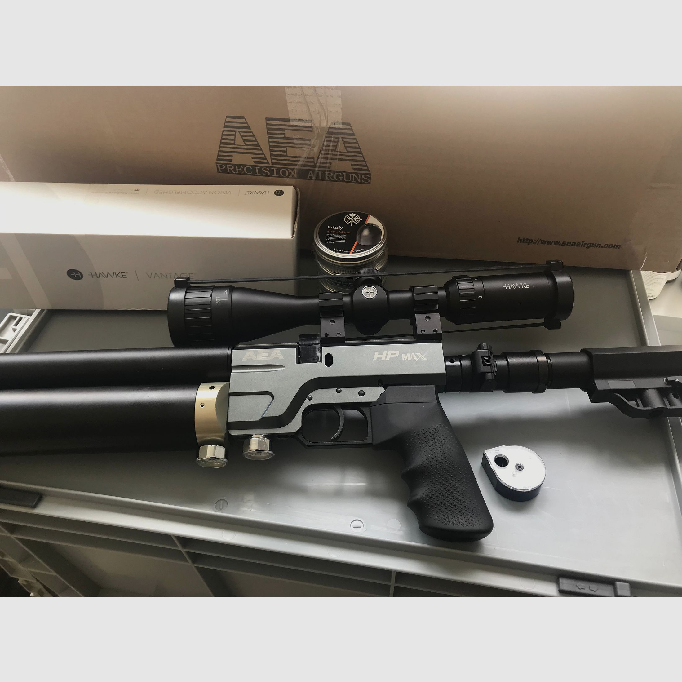 AEA HP-MAX 1ère génération .35/9mm – seulement 30 coups tirés – ensemble complet avec Hawke Vantage 3-9x40, silencieux, kit d'exportation et environ 200 projectiles Grisley