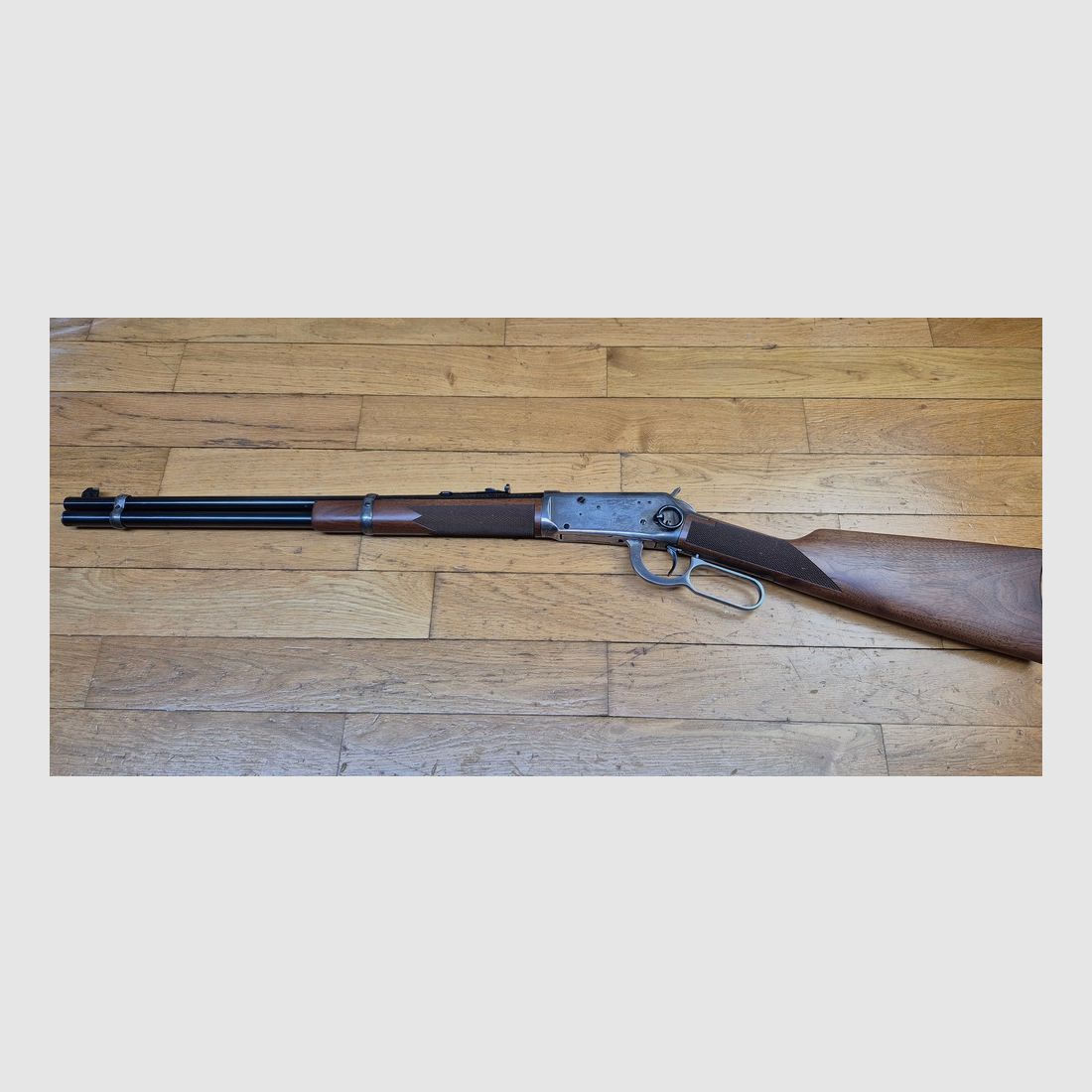 Sehr schöne Winchester Gedenkwaffe „Sheriff Bat Masterson“ – Saddle Rifle Modell 1894 – Waffe von 1979 – Nur 8.000 Exemplare – Kal. 30-30 Win – RAR Originalbox in BE+ – Waffe im Zustand von fast neu – TBE+++, Bild 26 von 36