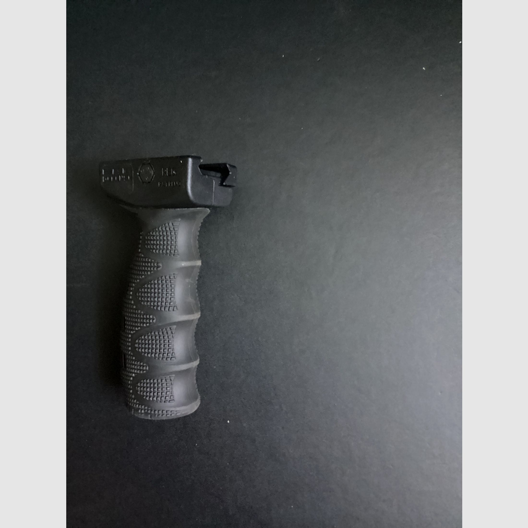 FAB Defense REG Frontgriff – gummiert, Picatinny, mit wasserdichtem Staufach, Bild 4 von 4