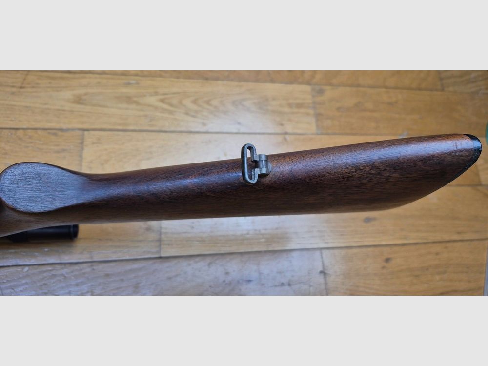 Sehr schöne Winchester Model 77 – Selbstladebüchse im Kal. 22LR – Die Begleiterin des jungen Amerikaners nach dem Krieg – Ideale Waffe zur Jagd auf Ungeziefer und persönlicher Feind jeder Dose! – 8 Schuss – Sehr schöne Verarbeitung von Winchester New Haven aus 1962 – Zustand mehr als sehr gut – TBE++, Bild 15 von 41