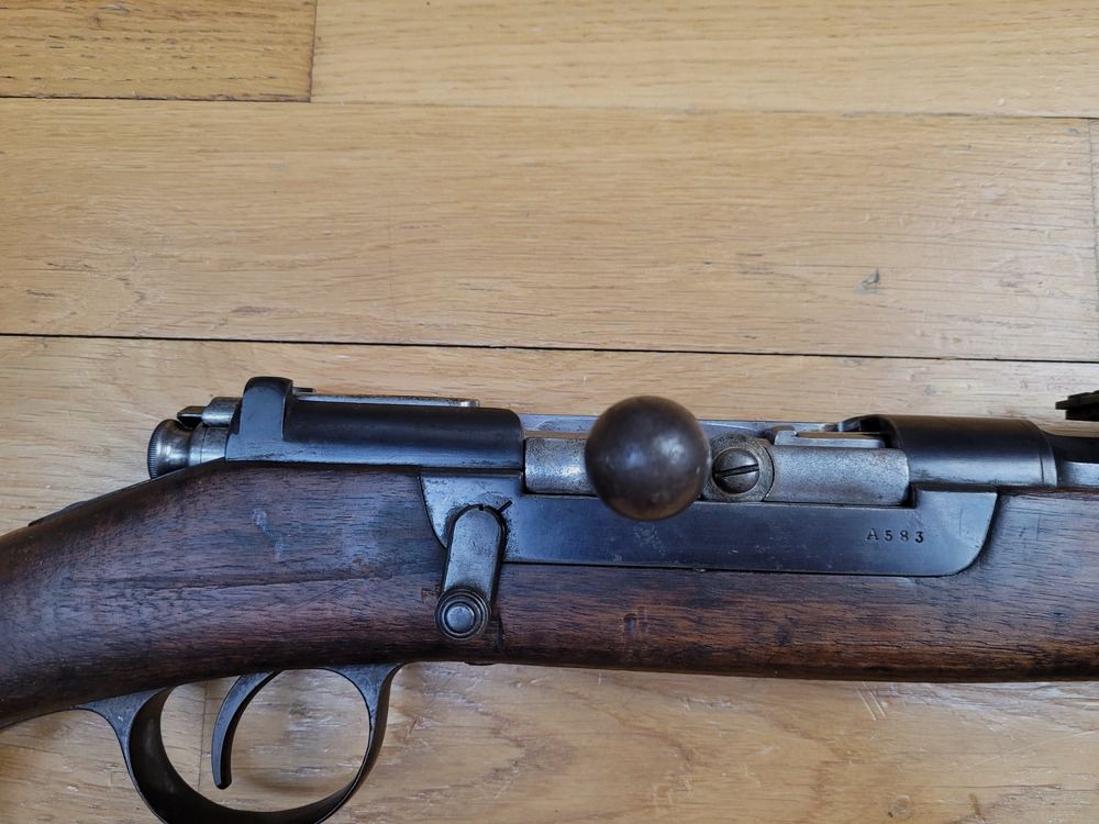Très bon fusil Kropatschek modèle 1886 – Fabrication OEWG à Steyr en 1886 (aussi!) – Calibre poudre noire d&rsquo;origine 8×60 – 8×56 portugais – Beaux bois – Bel état esthétique et mécanique – Très bonne pièce en BE+ / TBE !, image 6 sur 31