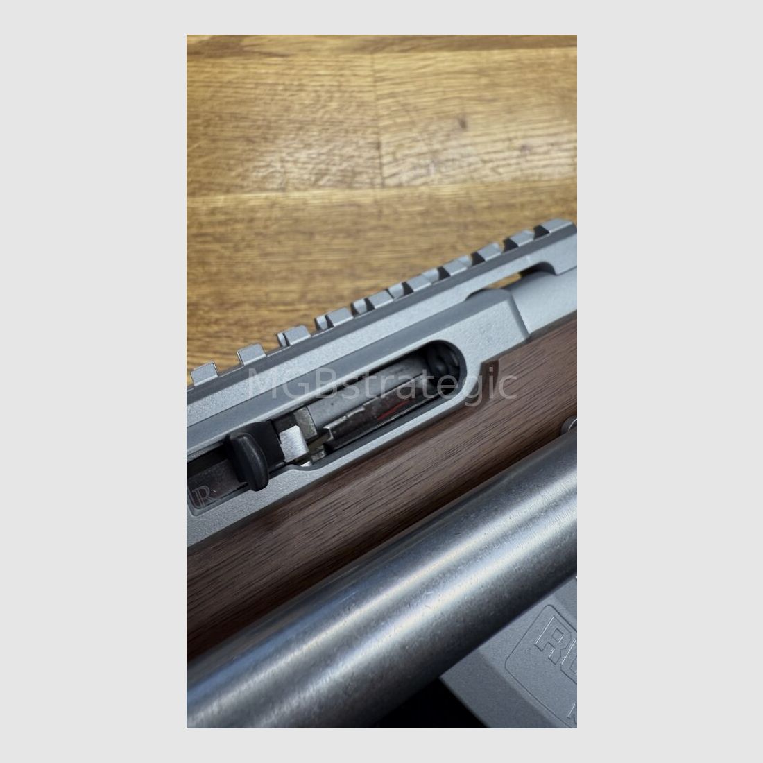 Ruger 10/22 met A-Team kolf systeem / loop en 2x Ruger BX-25 magazijnen cerakote zilver gecoat / loopdraad 1/2"x28UNEF