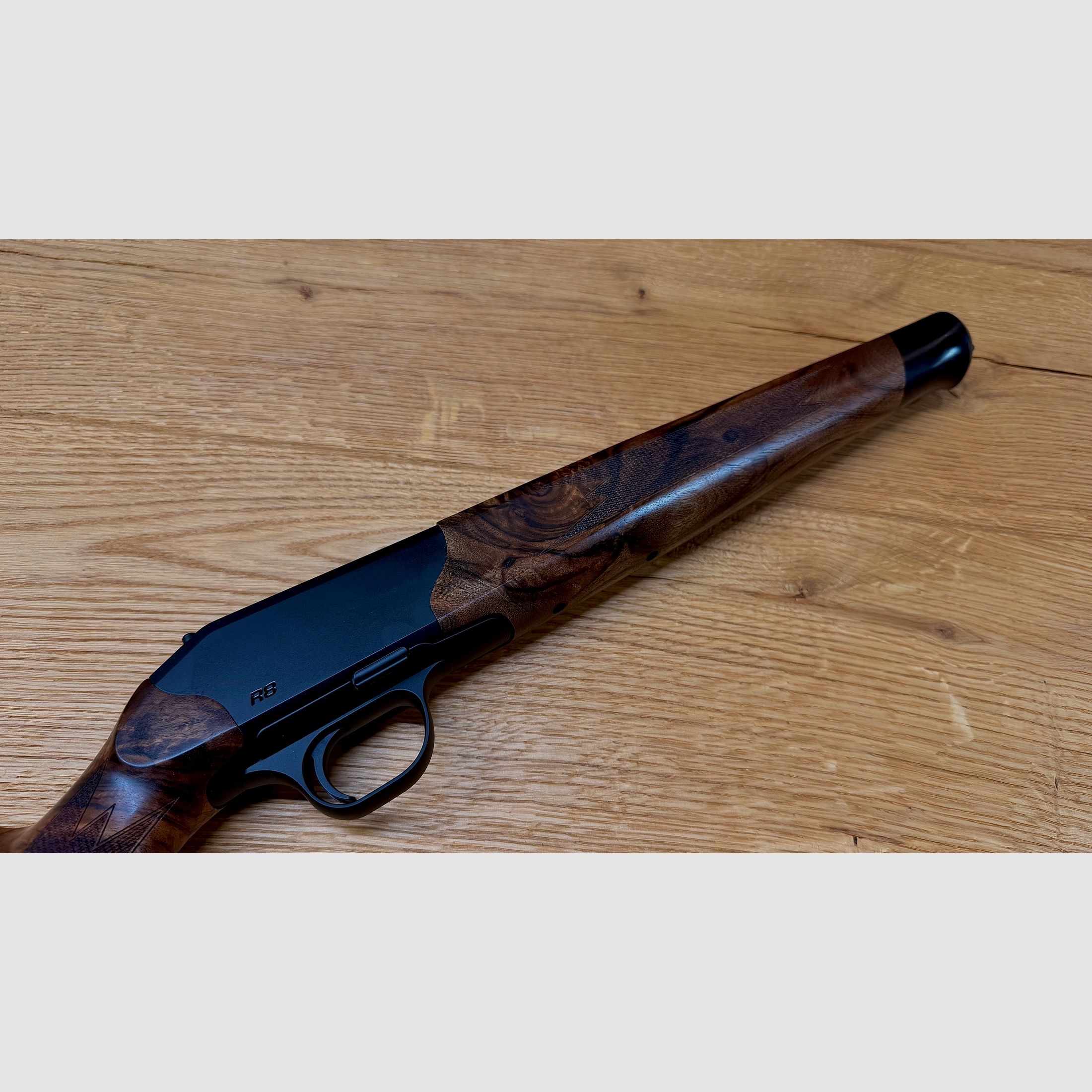 Blaser R8 Schaft / Holzklasse 7 / Bayrische Doppelfalzbacke / seidenmattes Finish / Logo Schwarz