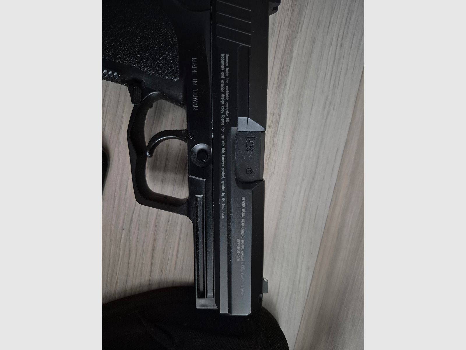 Heckler und Koch USP CO2 with accessories