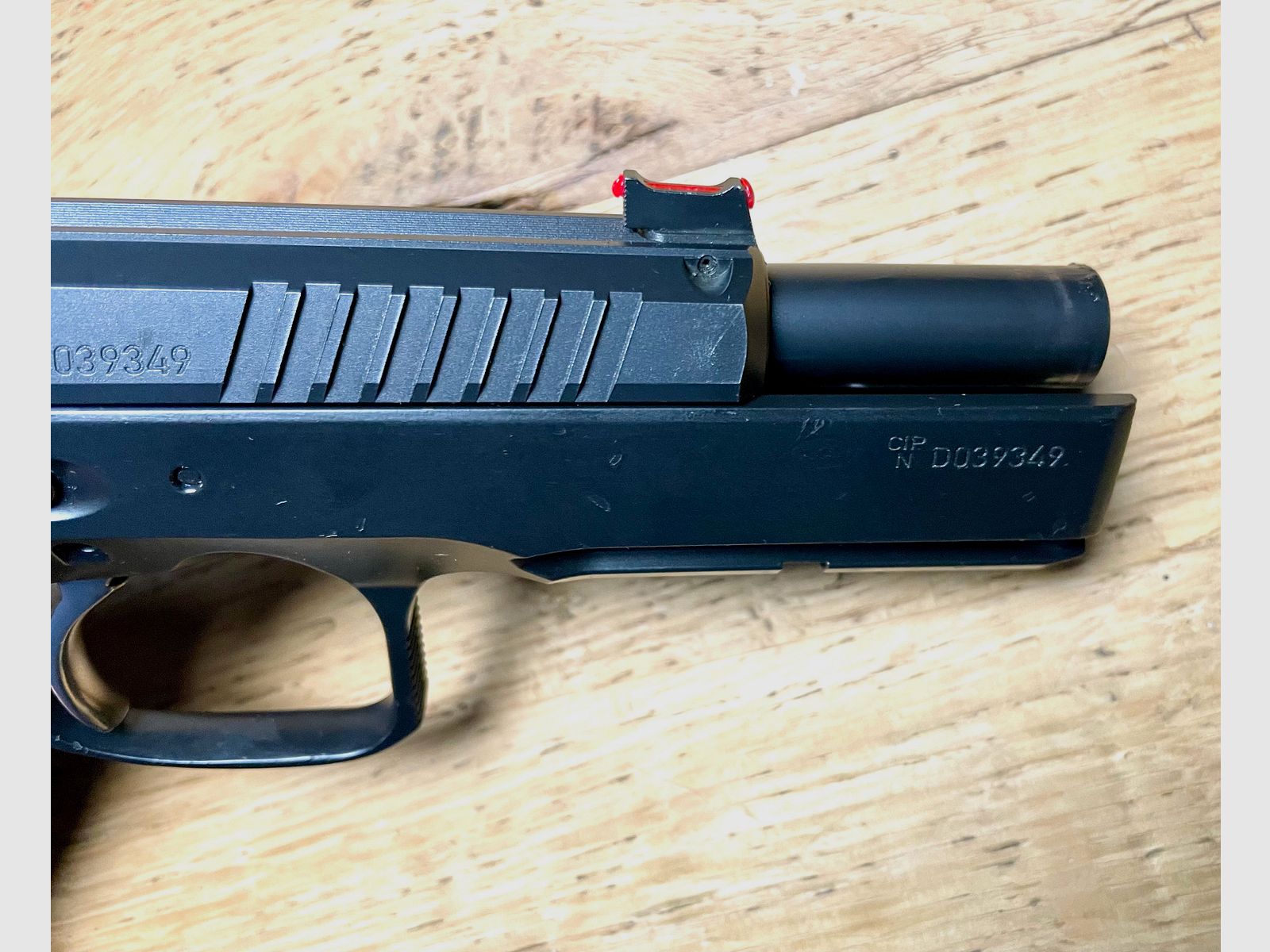 CZ Shadow 2 w 9 mm Luger z okładkami rękojeści „Punisher”