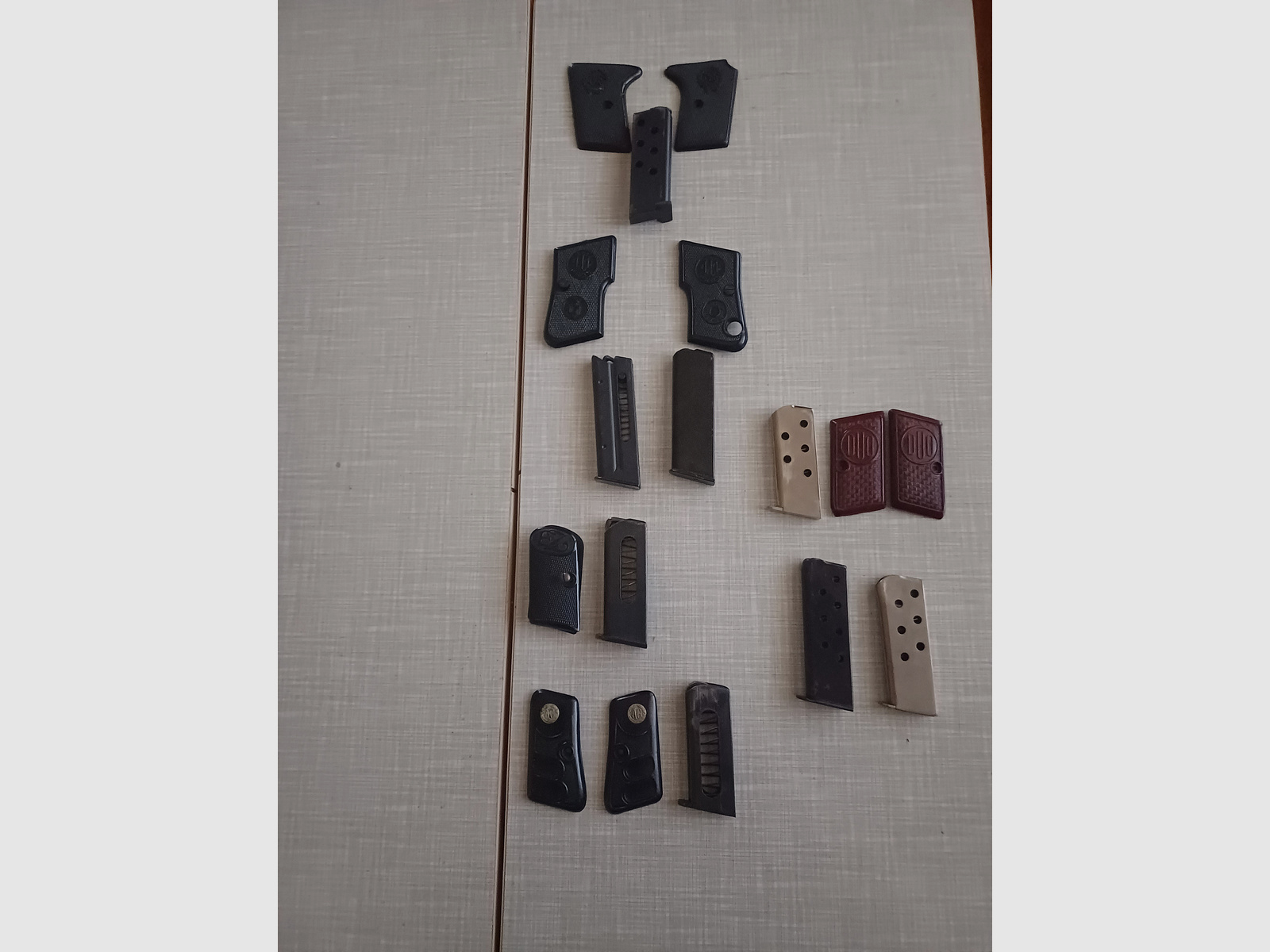 Magazyny i okładziny rękojeści do różnych pistoletów 6,35mm