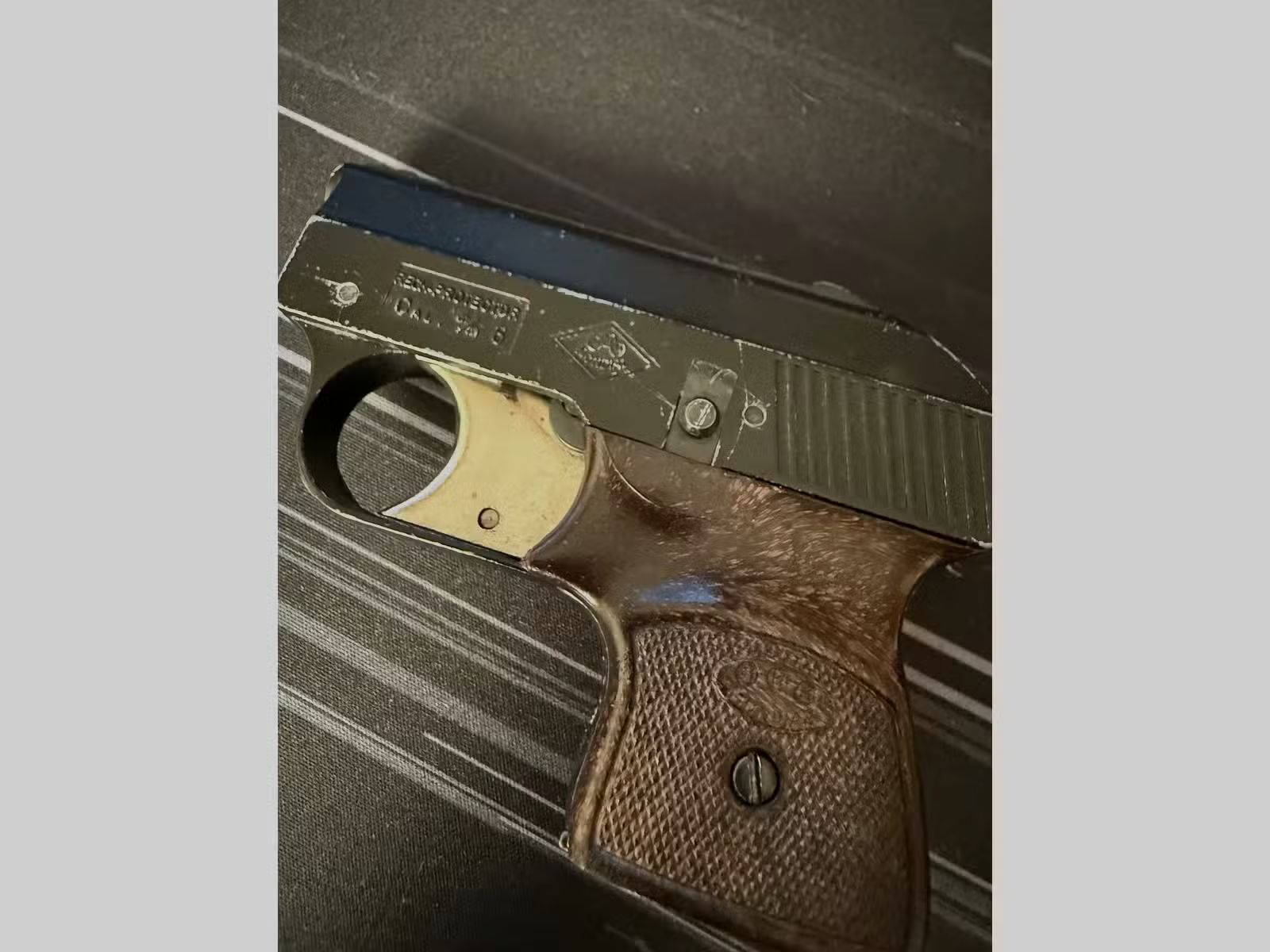 Defekter Airsoft Revolver und zwei unbekannte Schreckschusspistolen