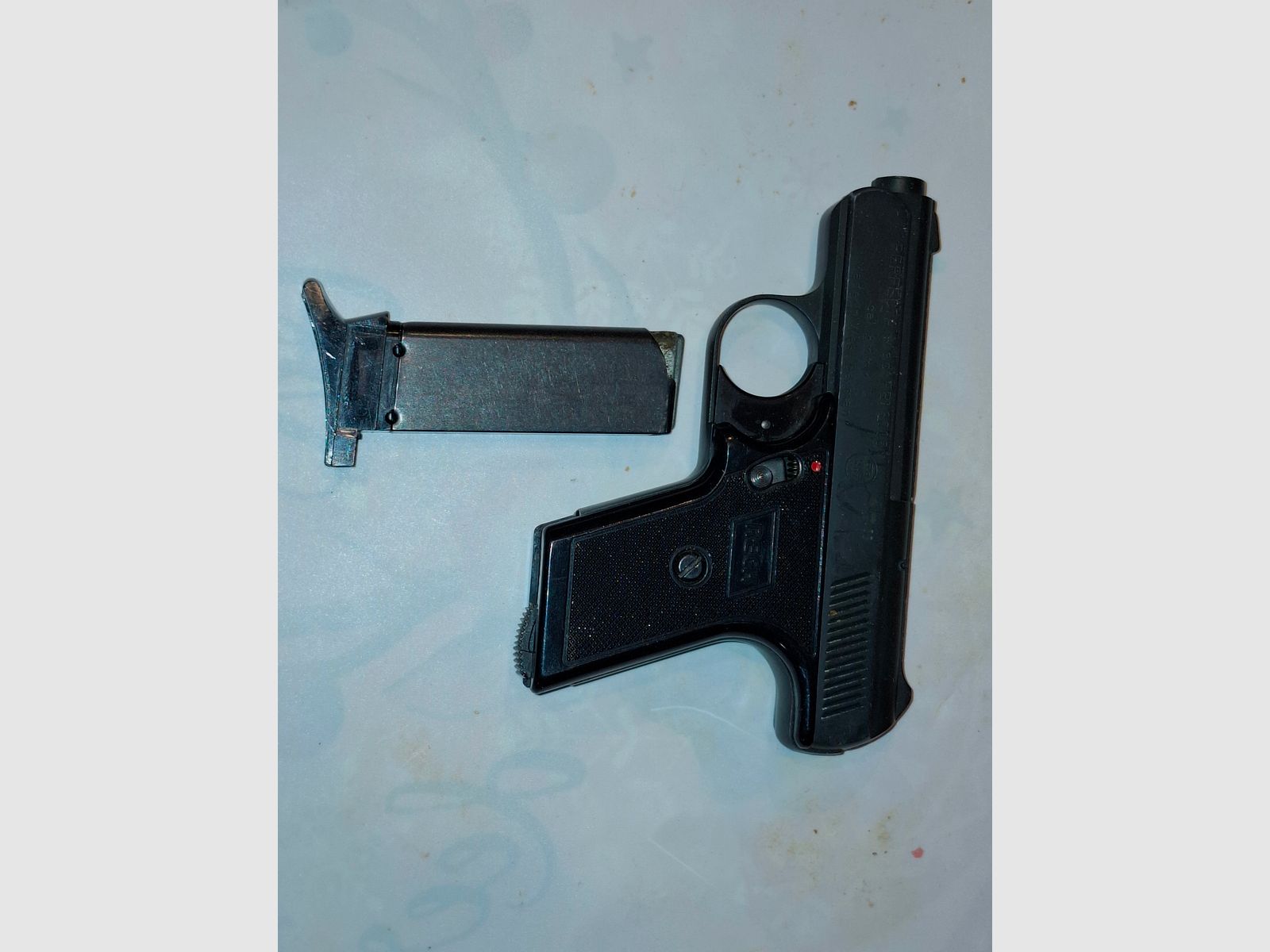 4 pistolets/ revolvers à blanc