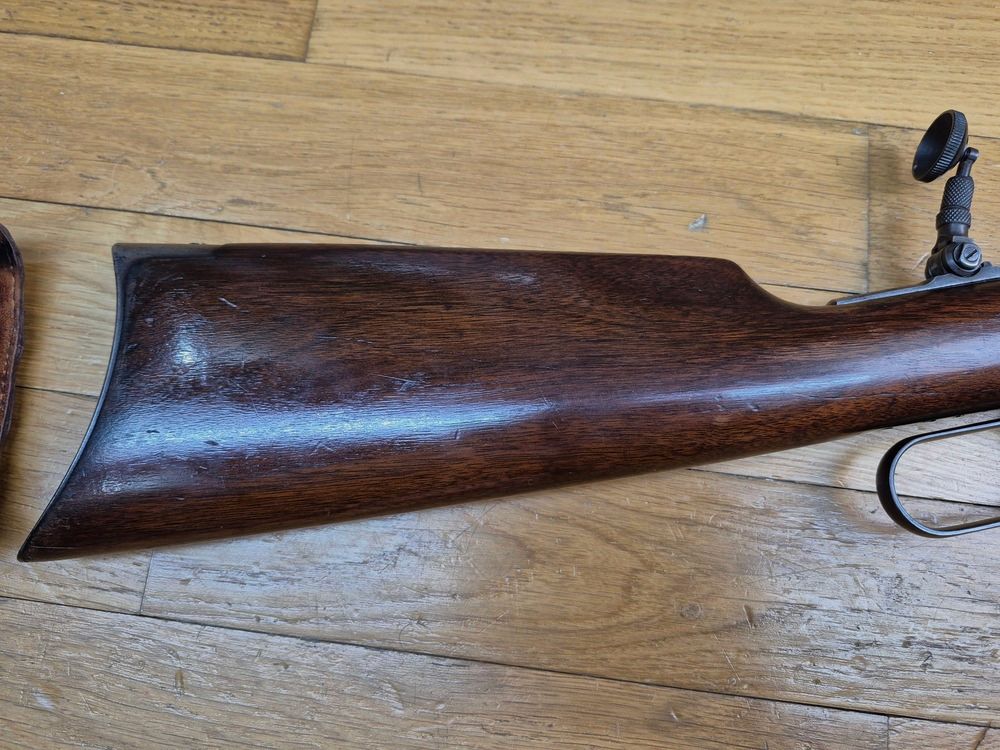Bardzo piękna Winchester Model 1894 – Wersja karabinu z ośmiokątną lufą (!) – Wyprodukowana przez Winchester New Haven w 1919 roku – Drewno w doskonałym stanie – Wspaniała lufa – Niezawodny mechanizm – Wspaniały diopter Lyman N° 2 z epoki – Bardzo ładne oznaczenia na pięknym oksydowaniu – Wspaniały przedmiot kolekcjonerski! – TBE ++, zdjęcie 4 z 33