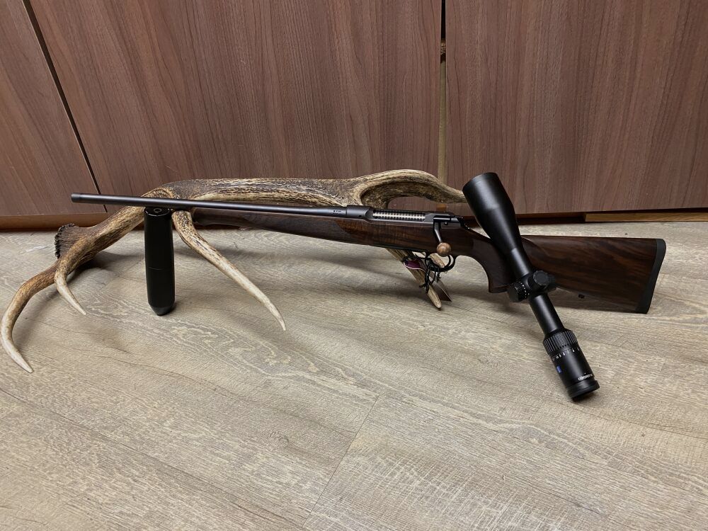 Sauer 101 Artemis, links, mit Zeiss Conquest V4 3-12x56